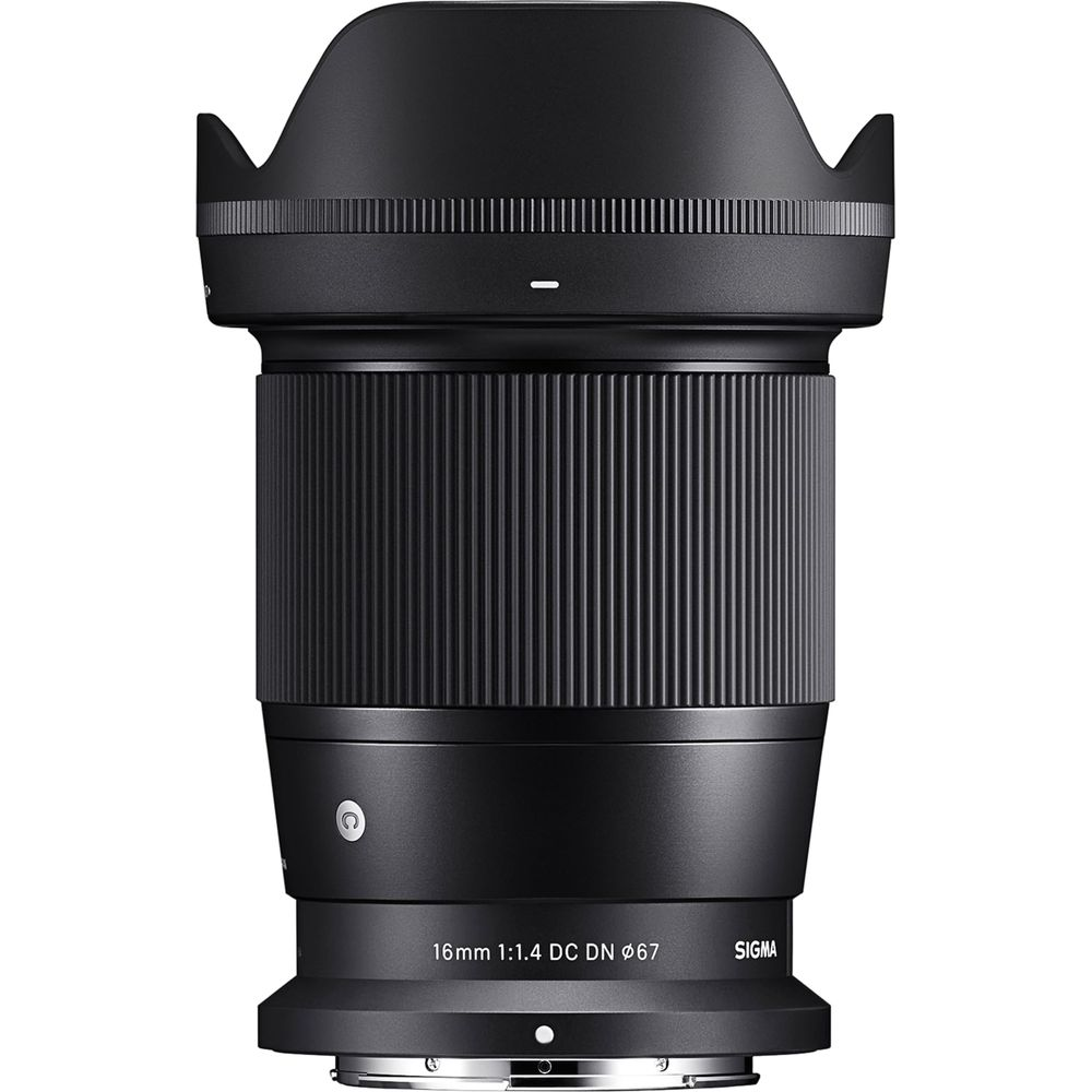 Czarny obiektyw Sigma 16mm 1:1.4 DC DN z osłoną przeciwsłoneczną i radełkowanym pierścieniem ostrości.
