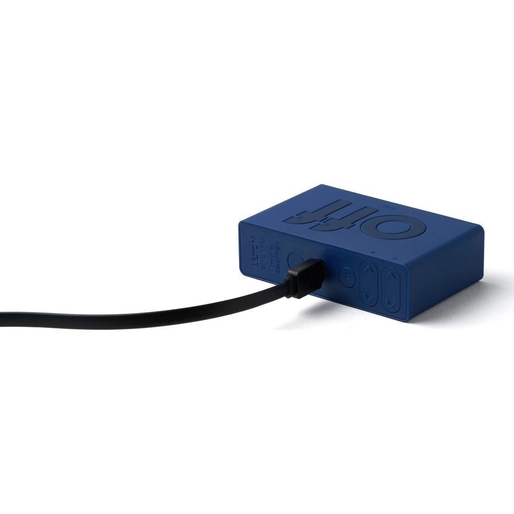 Un dispositivo elettronico blu con un cavo nero collegato al lato.