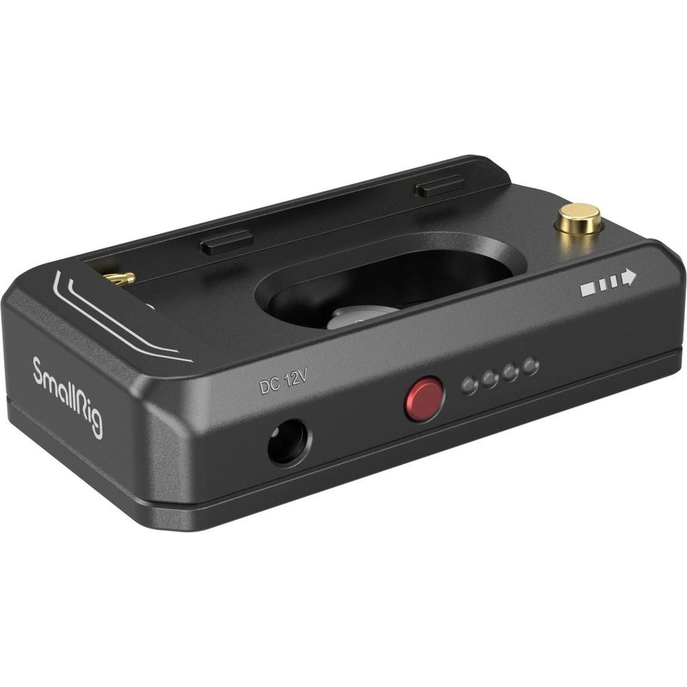 Un adattatore batteria SmallRig DC 12V nero con pulsante rosso e indicatori.