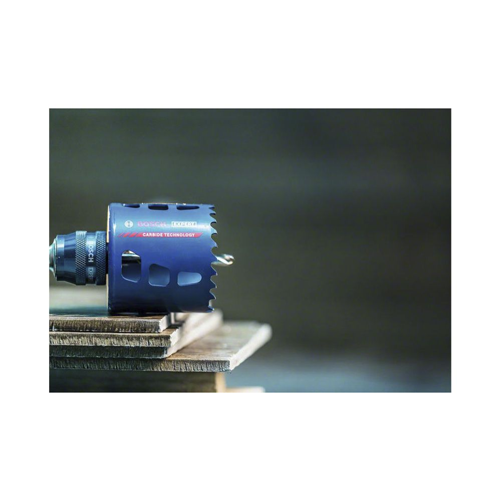 Eine blaue Bosch Expert Lochsäge mit Hartmetalltechnologie auf Holzbrettern.