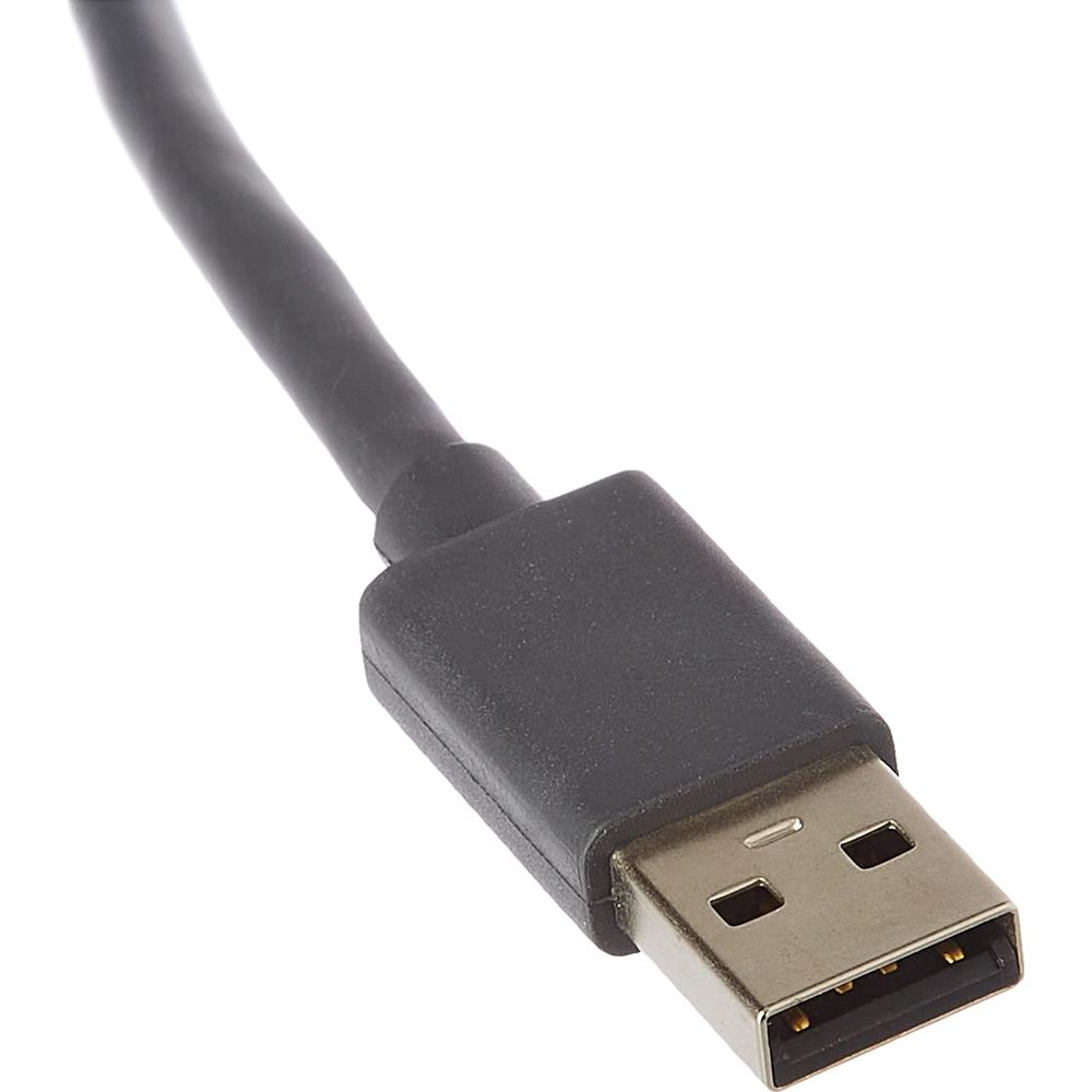 Czarny konektor i kabel USB na białym tle.