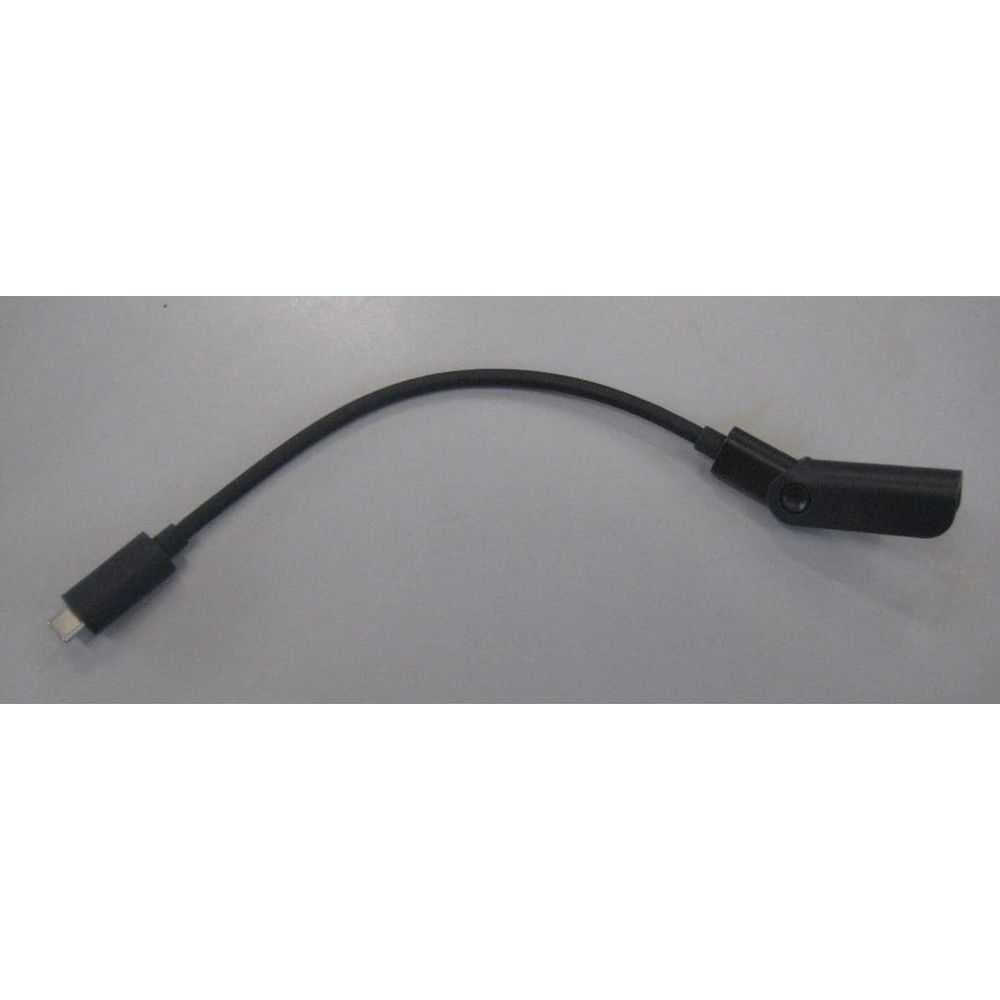 Czarny kabel USB-C z kątowym złączem.