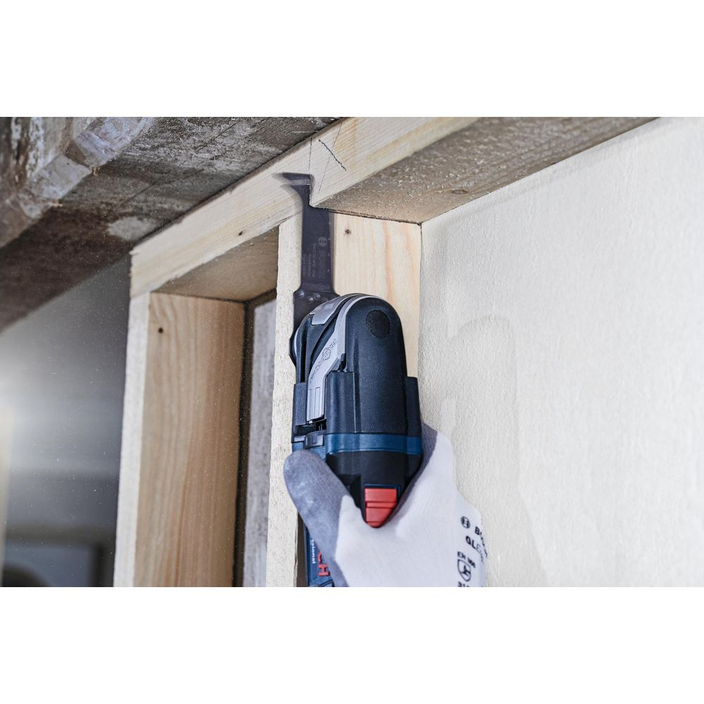 Ein Handwerker benutzt ein oszillierendes Werkzeug, um Holz zu bearbeiten.