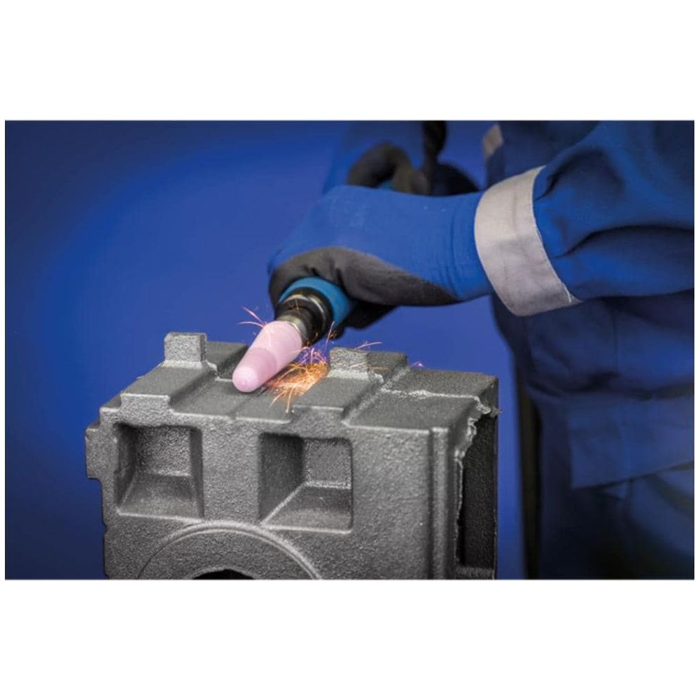 Hand schleift graues Metallobjekt mit Funkenflug.