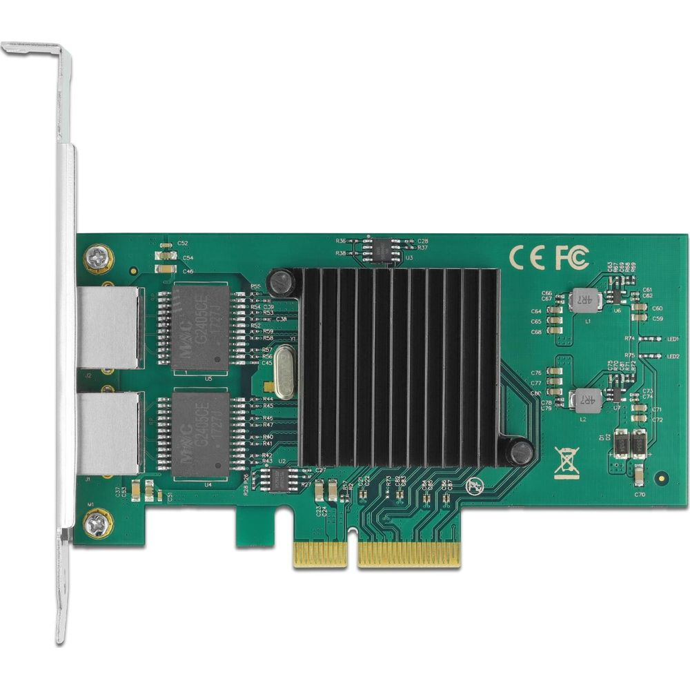 Una scheda verde con dissipatore, connettori e chip.