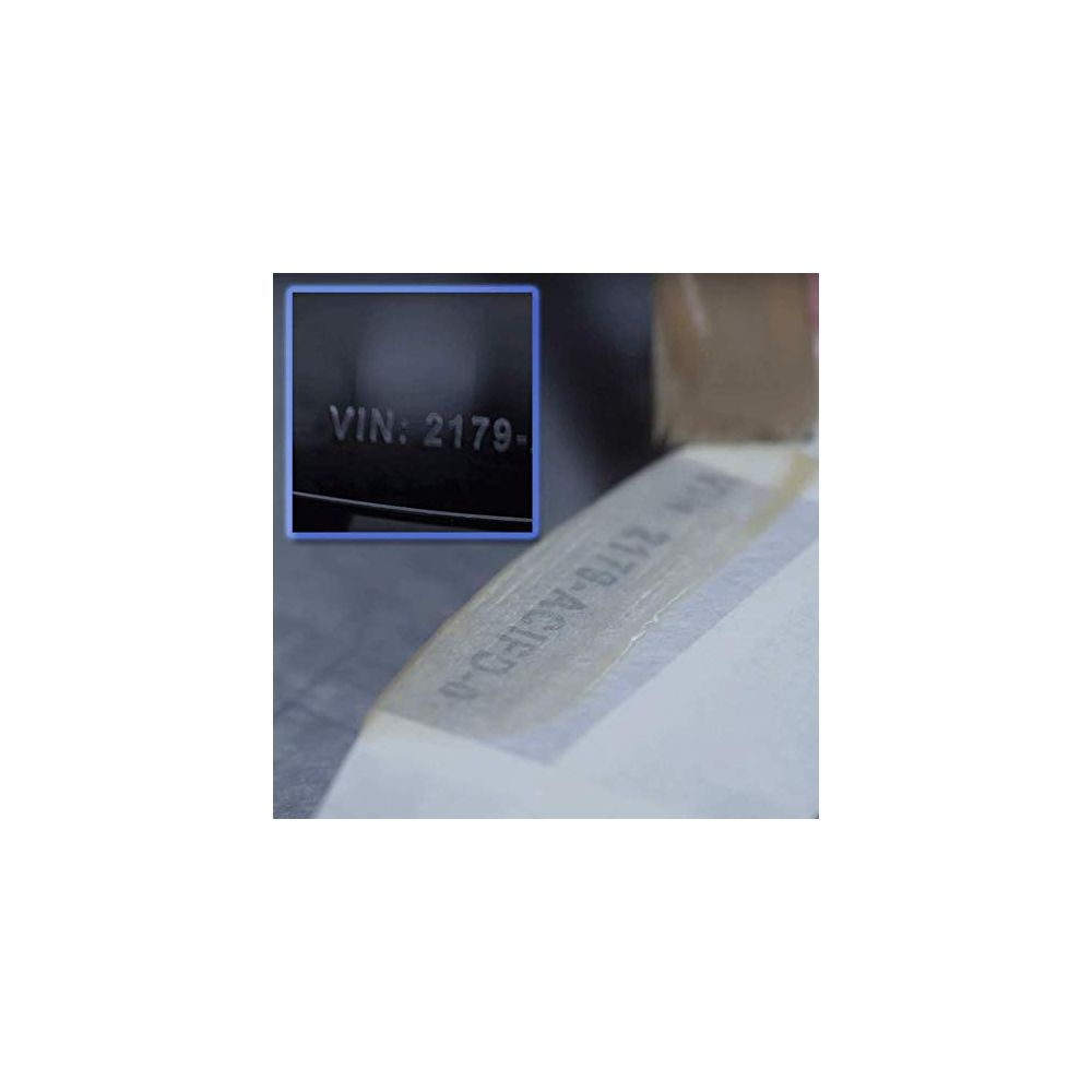 Primo piano di un numero VIN (numero di identificazione del veicolo) su una superficie scura.