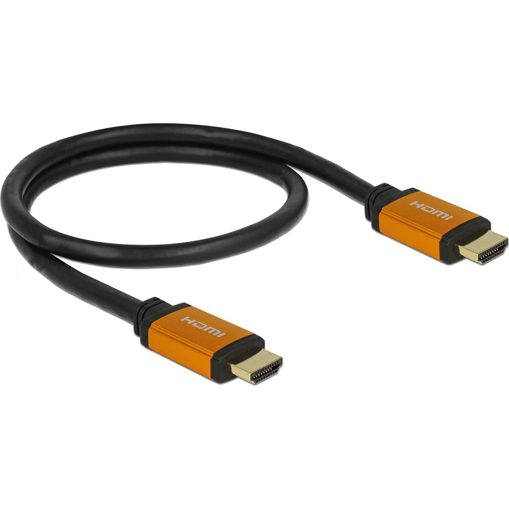 Een zwarte HDMI-kabel met oranje connectoren op witte achtergrond.