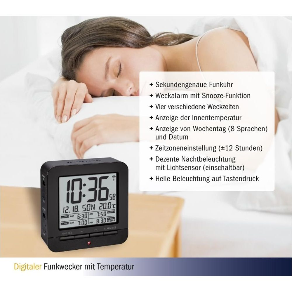 Eine Frau schläft, ein Radiowecker zeigt 10:36, Datum und Temperatur an.