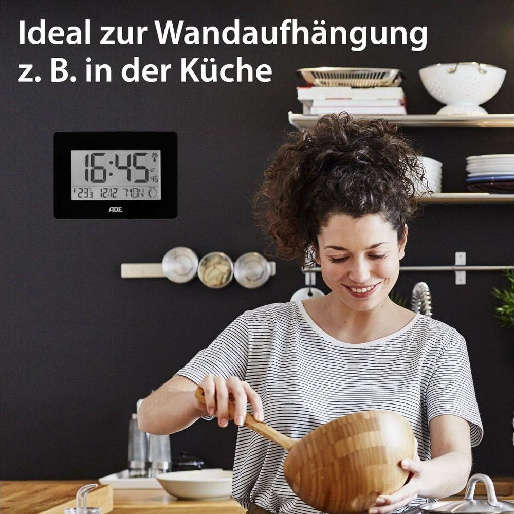 Eine Frau in einer gestreiften Bluse hält eine Holzschüssel in einer Küche.