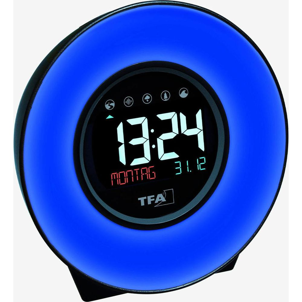 Digitaluhr mit blauer Hintergrundbeleuchtung zeigt 13:24 Uhr, Montag 31.12.