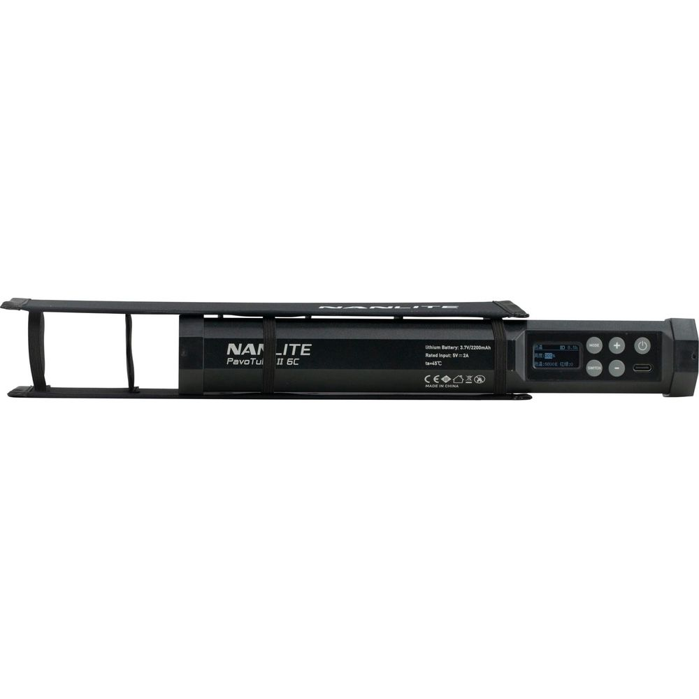 Schwarzer Nanlite PavoTube II 6C LED-Stab mit Bedienelementen und Display.