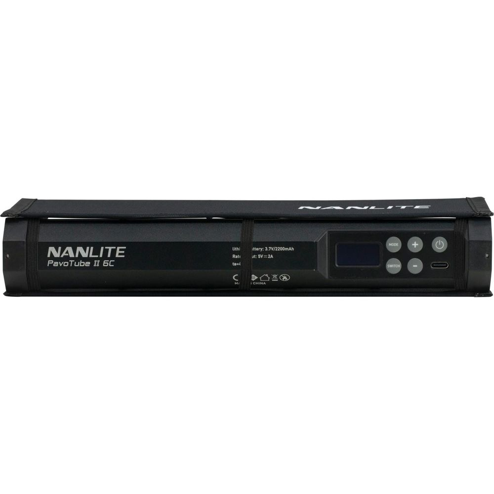 Schwarzer Nanlite PavoTube II 6C mit Display, Knöpfen und Beschriftung.