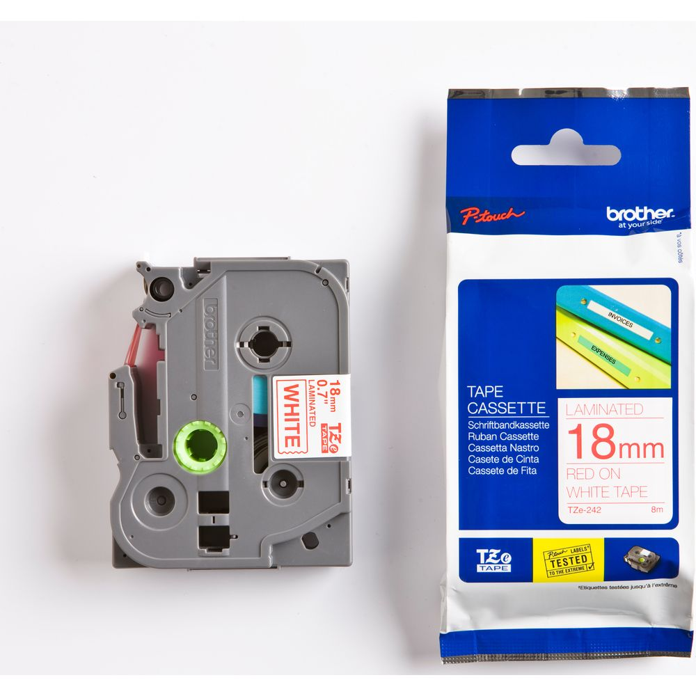 Ein weißes Brother TZe-242 Schriftbandkassette und Verpackung.
