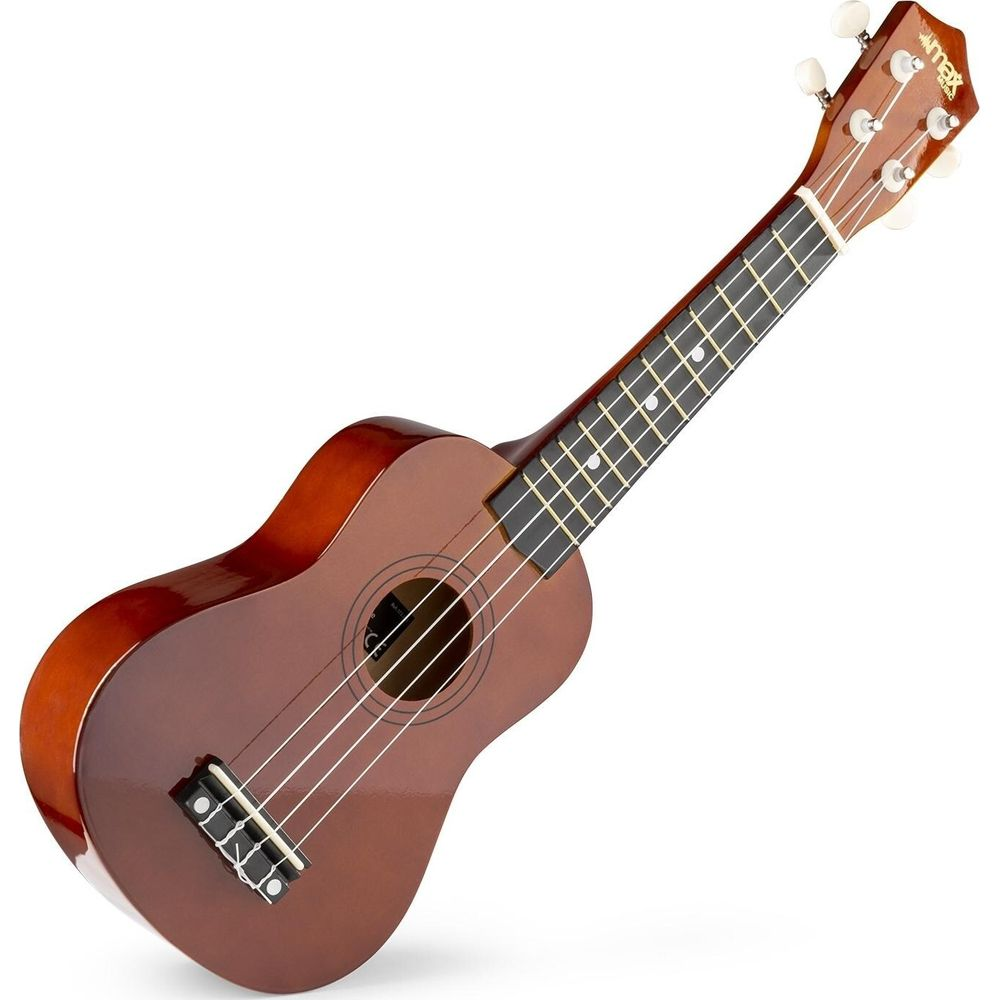 Una ukelele marrón con cuerdas y clavijas en un fondo blanco.