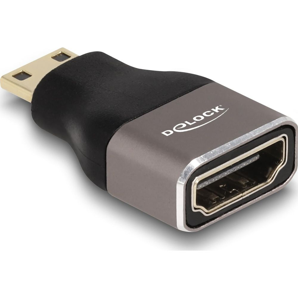 Un adattatore da DisplayPort a HDMI grigio e nero con connettori dorati.