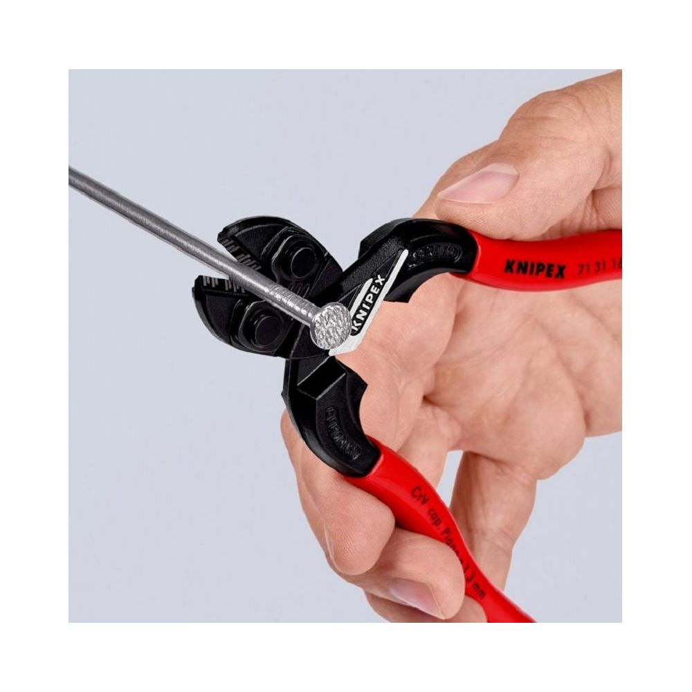 Una mano tiene una pinza rossa che taglia un chiodo.