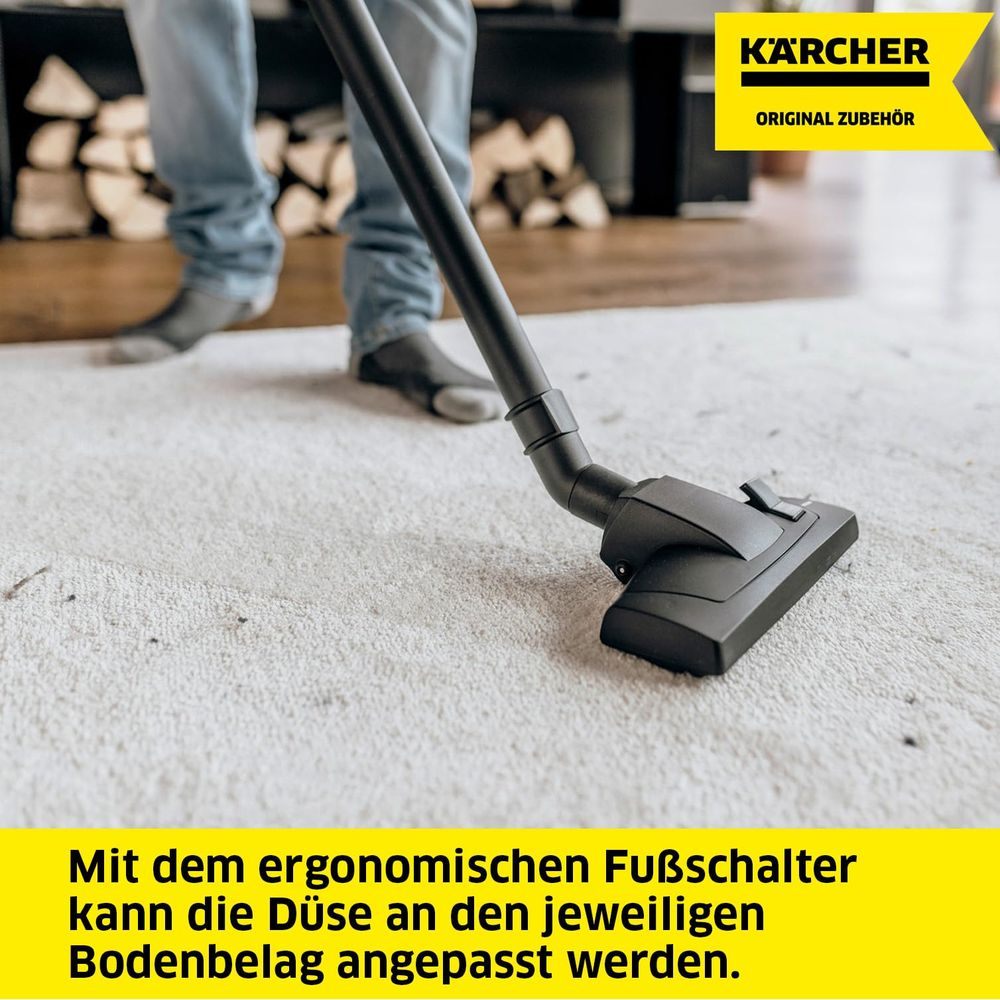 Osoba odkurza dywan. Logo Karcher w prawym górnym rogu.