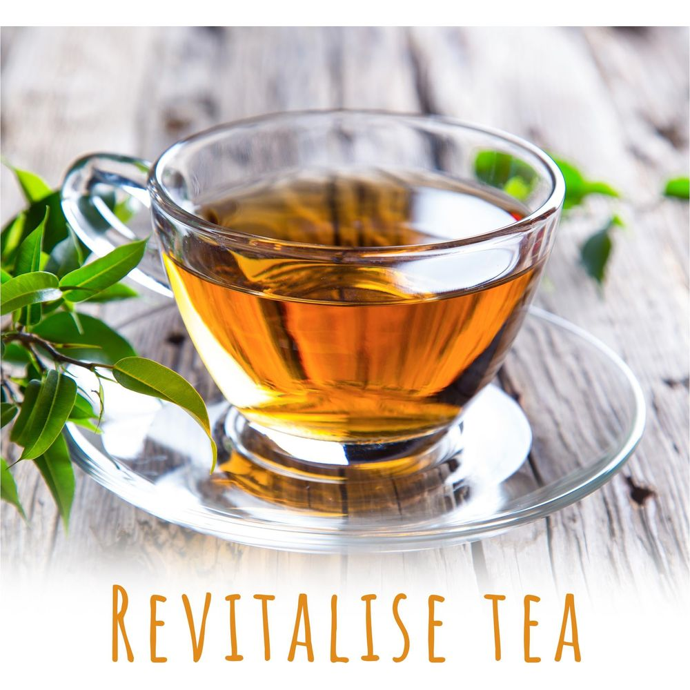 Eine Tasse Tee mit Blättern auf Holzhintergrund, darunter steht REVITALISE TEA.