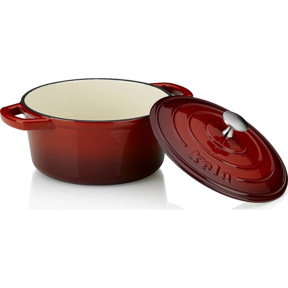 Eine rote Gusseisen-Cocotte mit offenem Deckel auf weißem Hintergrund.