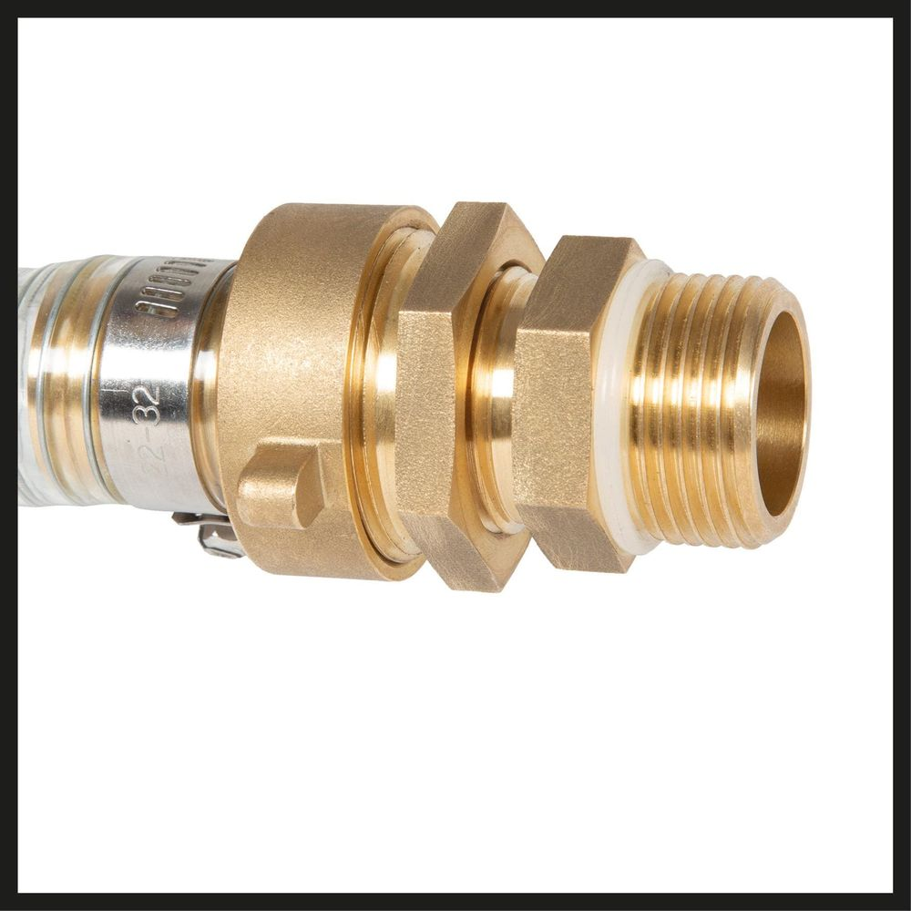 Conector de manguera de latón con rosca y tuerca, primer plano.
