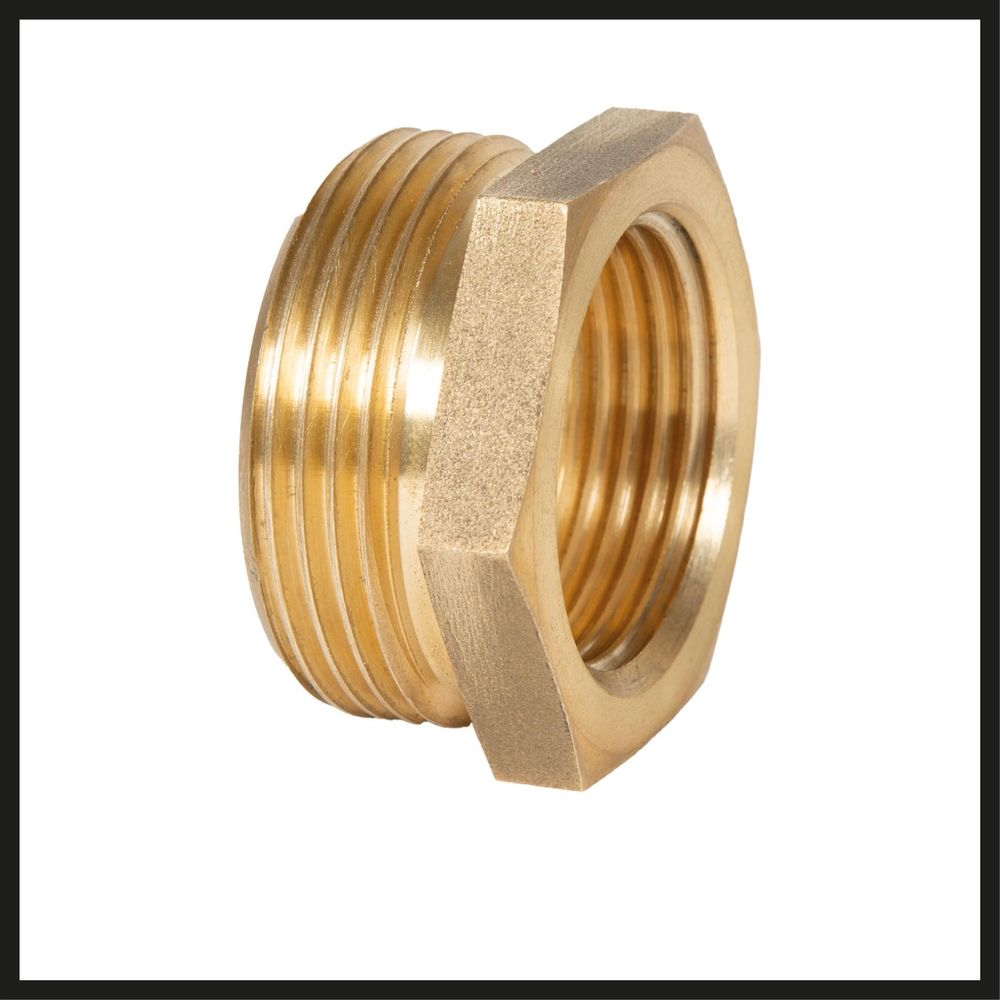 Un adaptador de latón dorado con rosca exterior y cuerpo hexagonal.