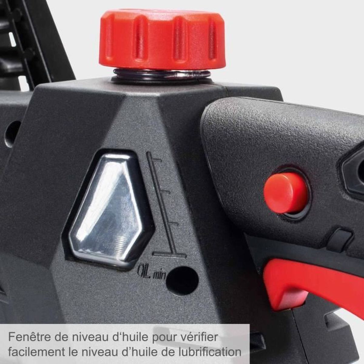 Zbliżenie piły łańcuchowej z korkiem oleju, wziernikiem i czerwonym spustem.