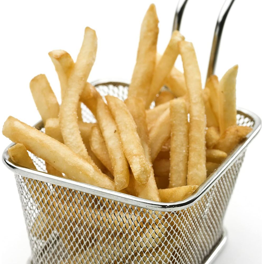Goldbraune Pommes Frites in einem silbernen Metallkorb auf weißem Hintergrund.