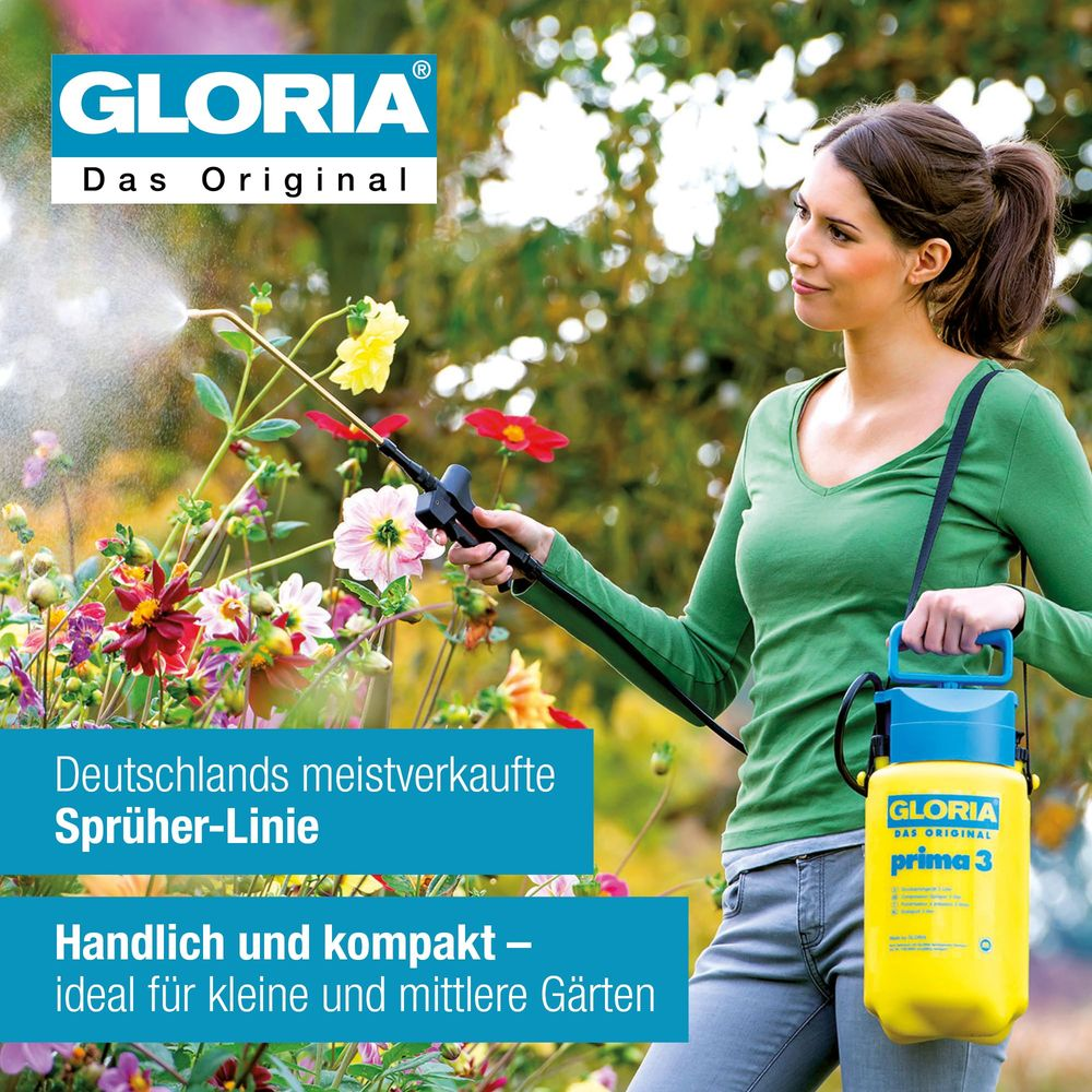 Frau sprüht Blumen mit Gloria Sprüher in einem Garten.