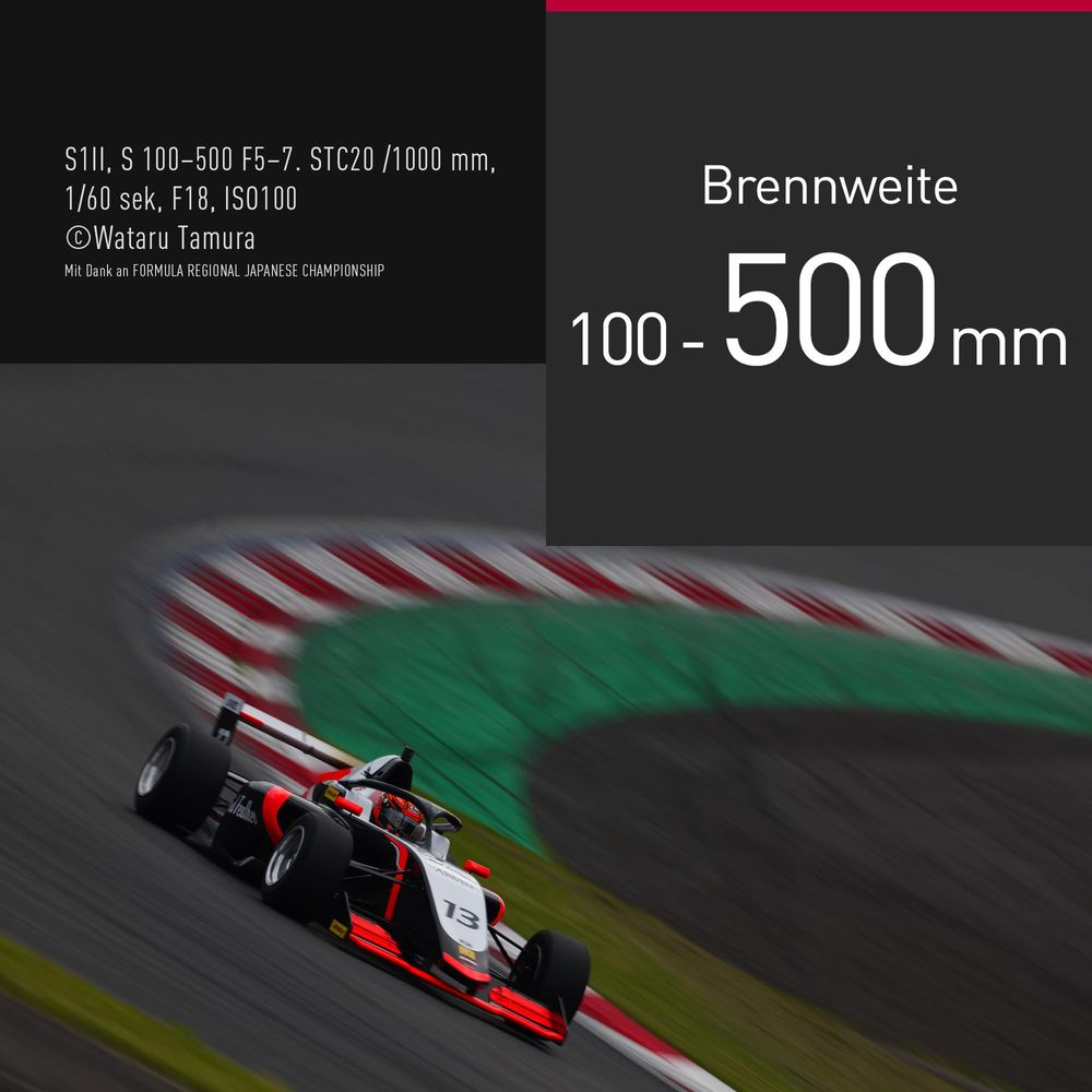 Een formule raceauto, nummer 13, op een racecircuit.
