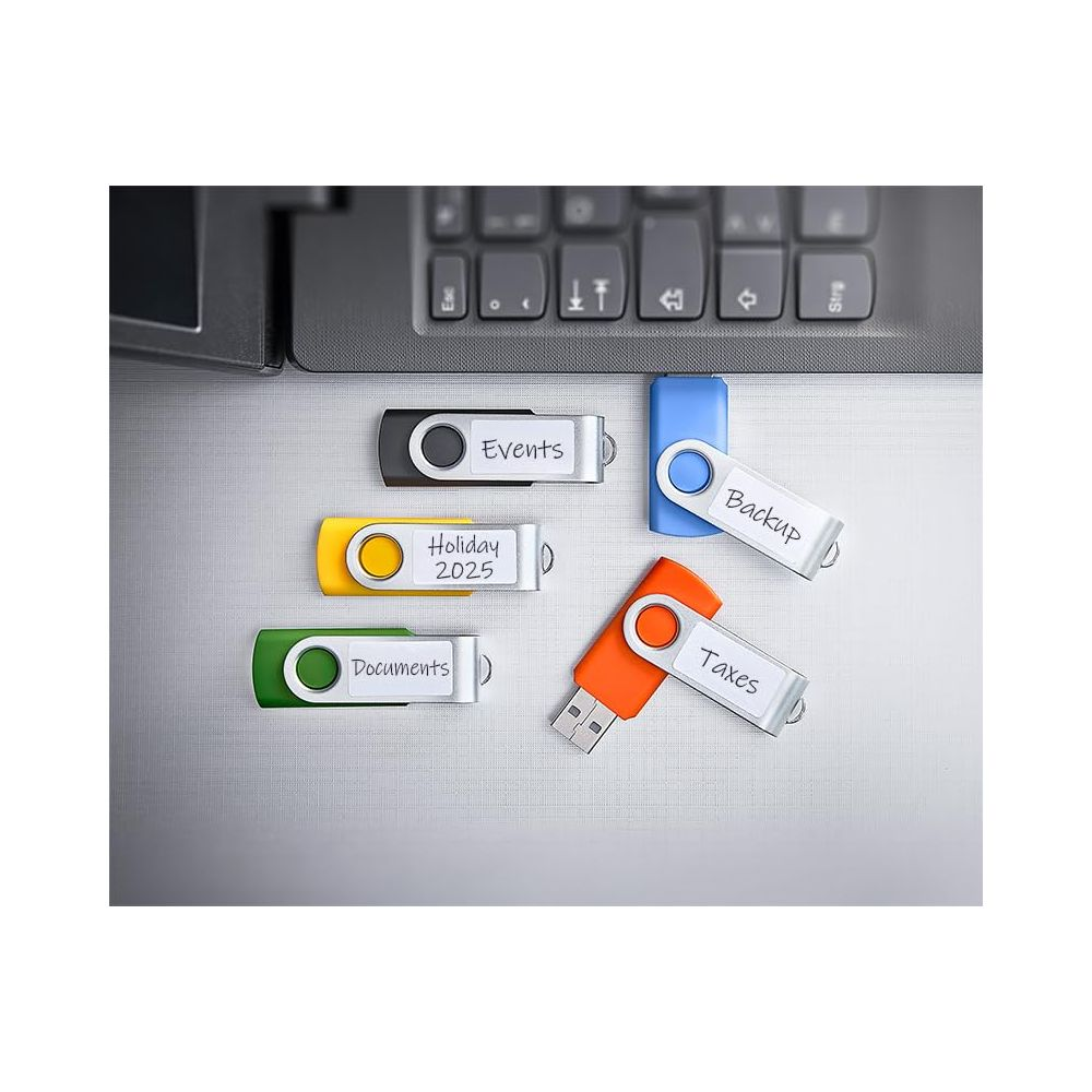 Pięć pendrive'ów obok klawiatury. Opisy: Events, Holiday 2025, Documents, Backup, Taxes.