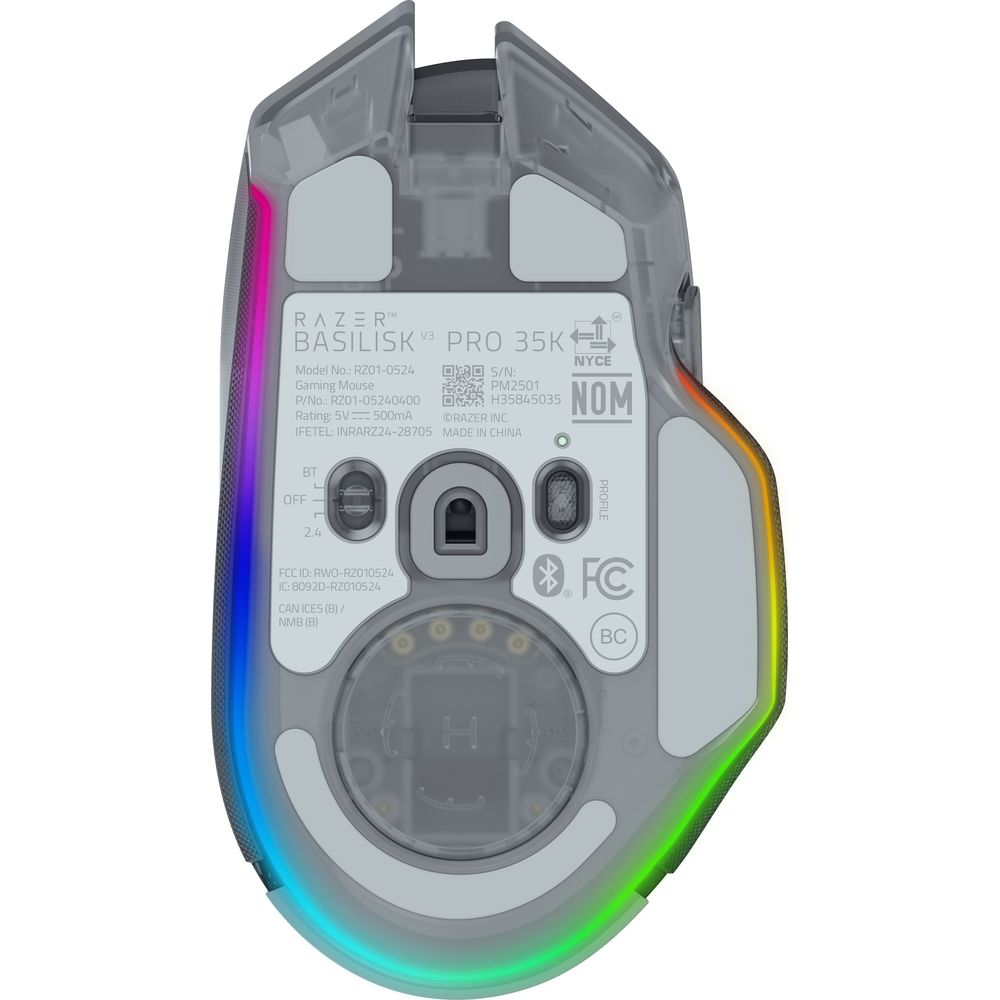 Parte inferiore di un mouse da gaming Razer trasparente con illuminazione RGB e dettagli tecnici.