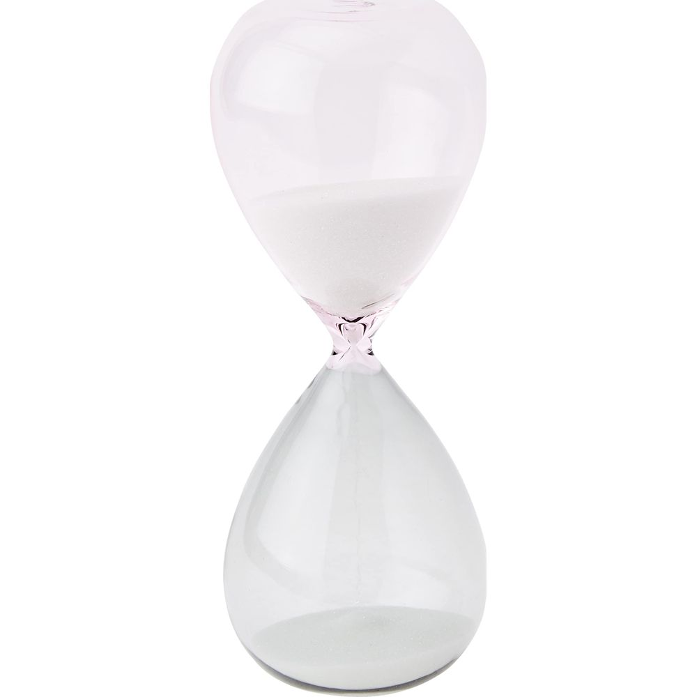 Eine Glas-Sanduhr mit weißem Sand auf weißem Hintergrund.