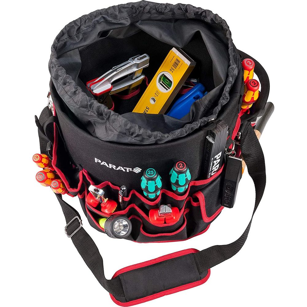 Czarna torba na narzędzia z czerwonymi akcentami, wypełniona narzędziami, takimi jak śrubokręty i poziomica.