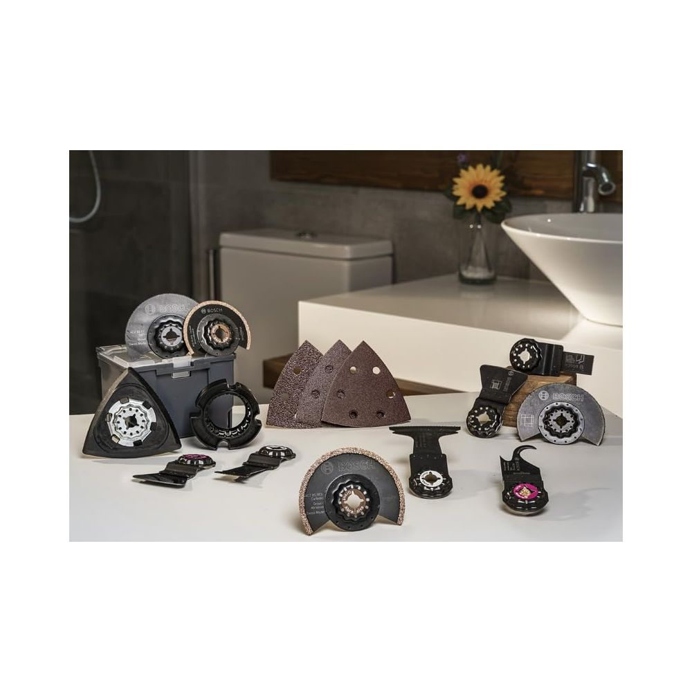 Akcesoria do narzędzi oscylacyjnych Bosch: brzeszczoty, papier ścierny i adaptery.