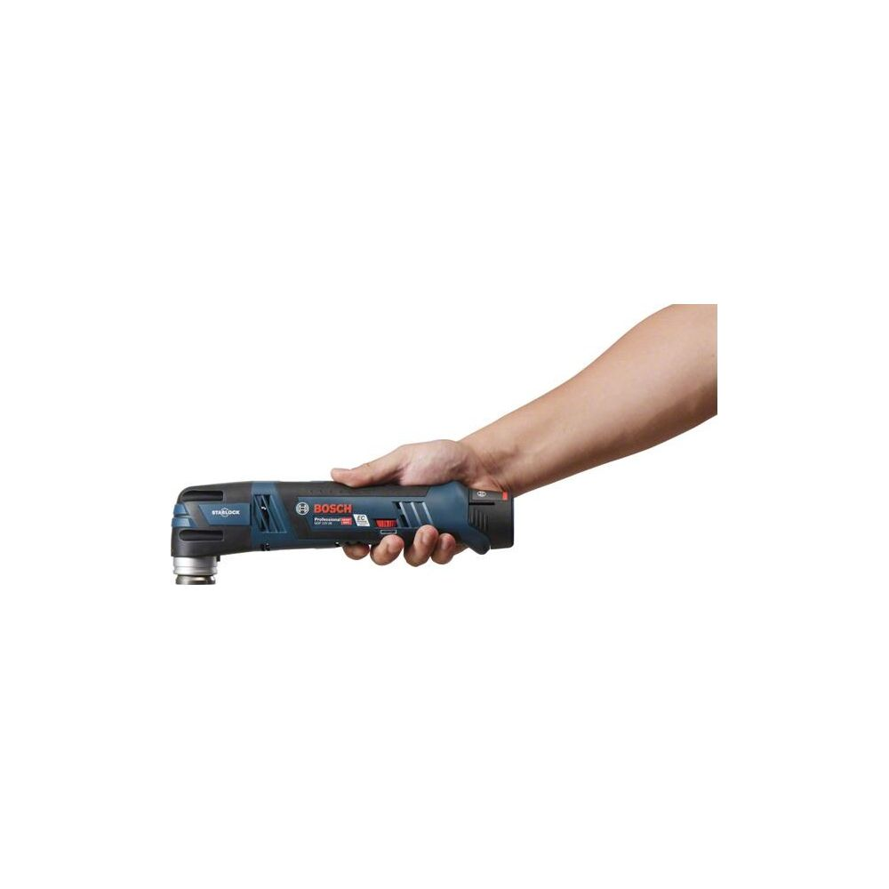 Ein Arm hält einen blauen Bosch Oszillierwerkzeug mit Starlock-Befestigung.