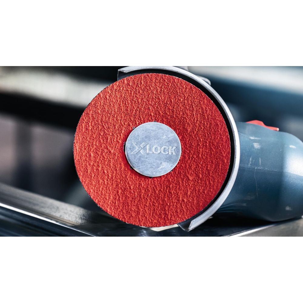 Ein roter Schleifaufsatz mit silberner Mitte mit "LOCK"-Aufschrift.