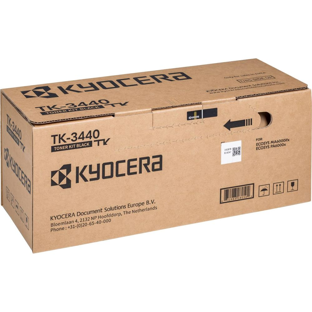 Pudełko czarnego tonera Kyocera TK-3440 z logo, adresem firmy i kodem kreskowym.