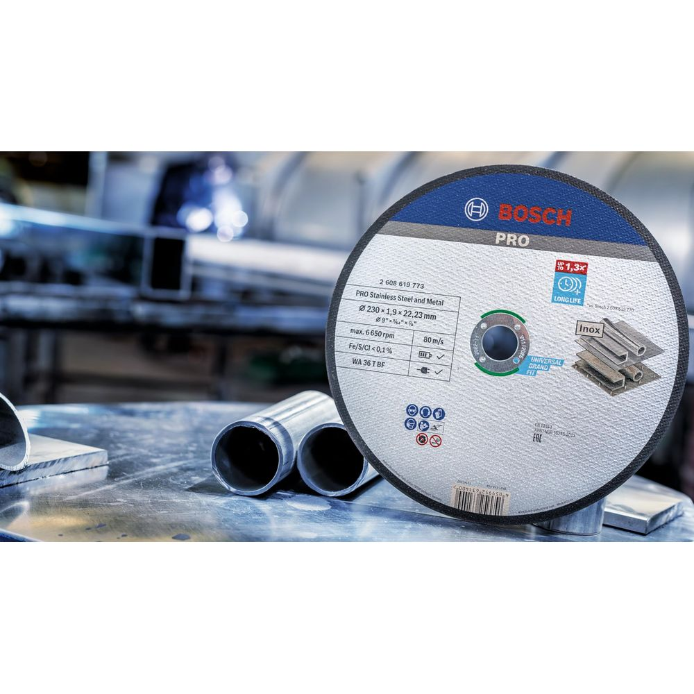 Bosch Trennscheibe für Edelstahl und Metall auf einem Arbeitstisch.