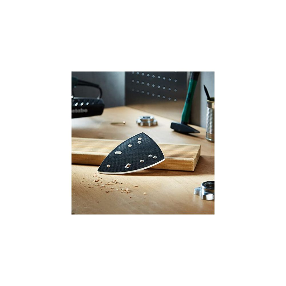 Papier de verre triangulaire sur bois avec des outils en arrière-plan.