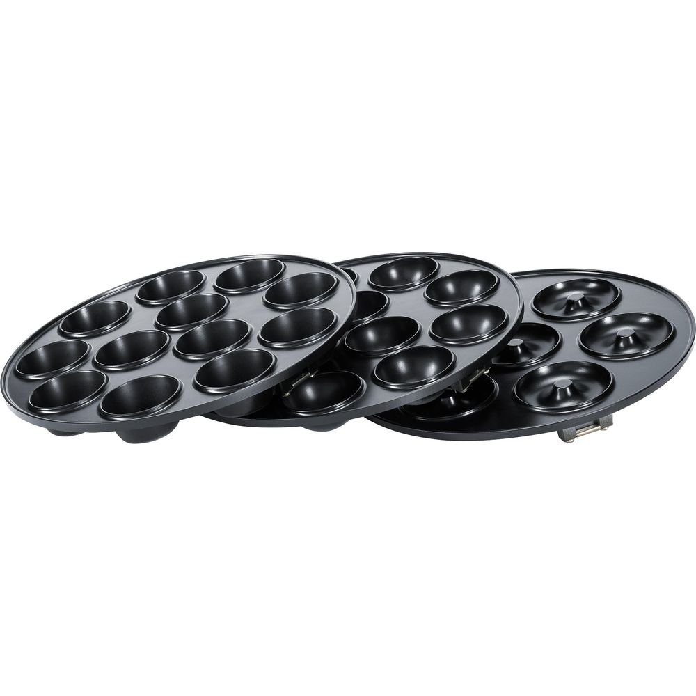 Drei runde, schwarze Backformen mit Mulden für Muffins oder Donuts.
