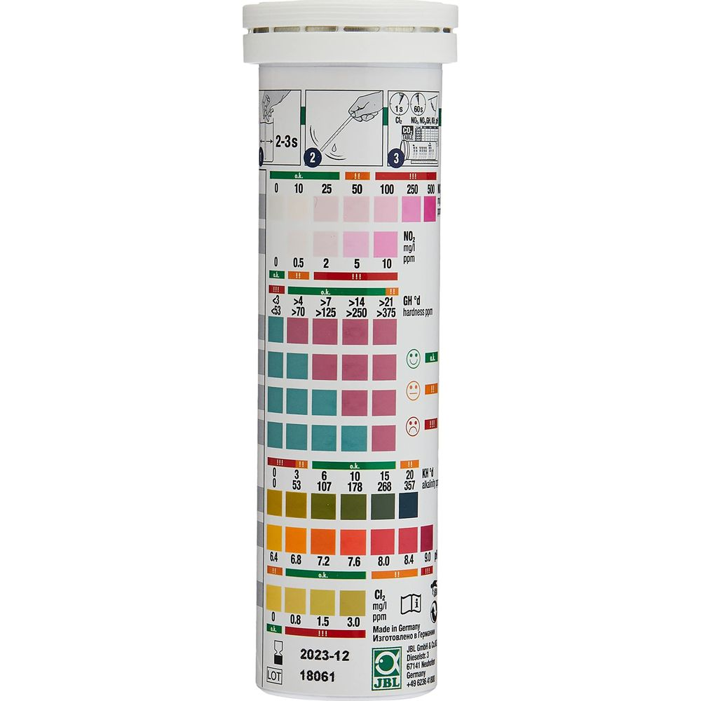 Tiras de prueba de agua con tabla de colores y valores numéricos para varios parámetros.