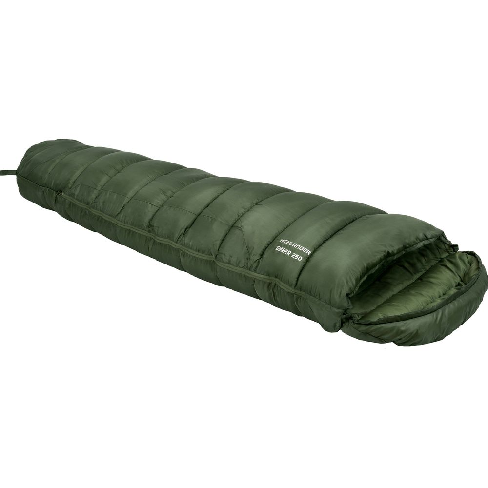 Ein grüner Schlafsack liegt ausgebreitet auf weißem Hintergrund.