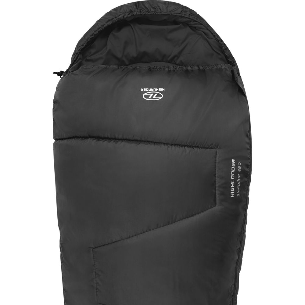 Ein schwarzer Schlafsack mit Kapuze und dem Highlander-Logo.