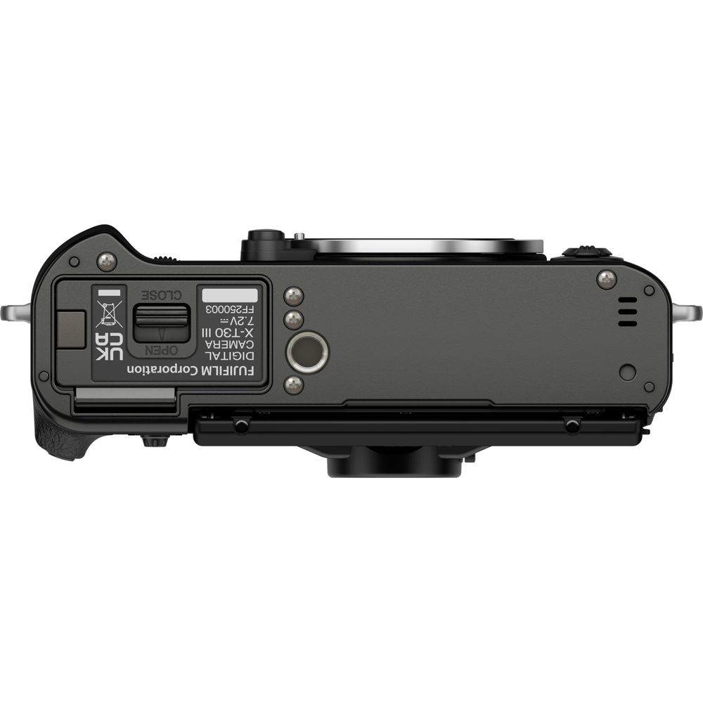 Unterseite einer schwarzen Fujifilm X-T30 III Kamera mit Anschlüssen und Beschriftung.