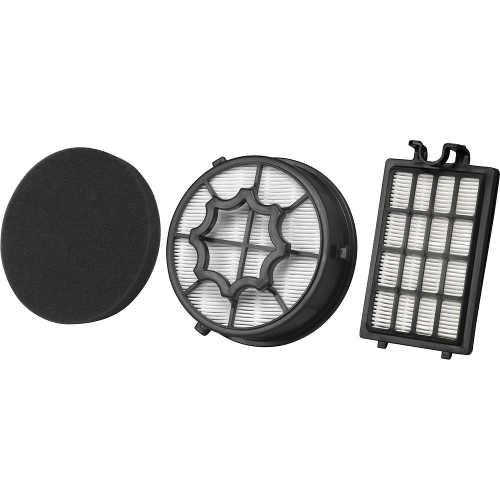 Trzy różne czarne filtry do odkurzacza na białym tle.