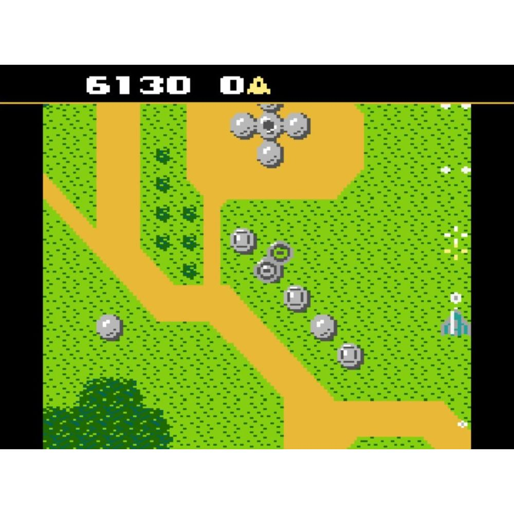 Retro-Videospielbildschirm mit grünem Gelände, gelben Wegen und grauen Objekten.