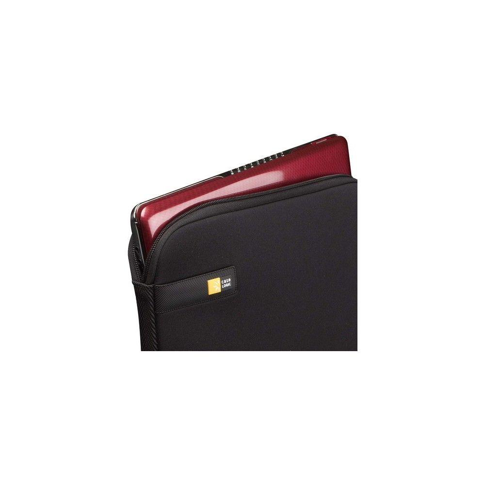 Un laptop rosso è parzialmente dentro una custodia nera con logo Case Logic.