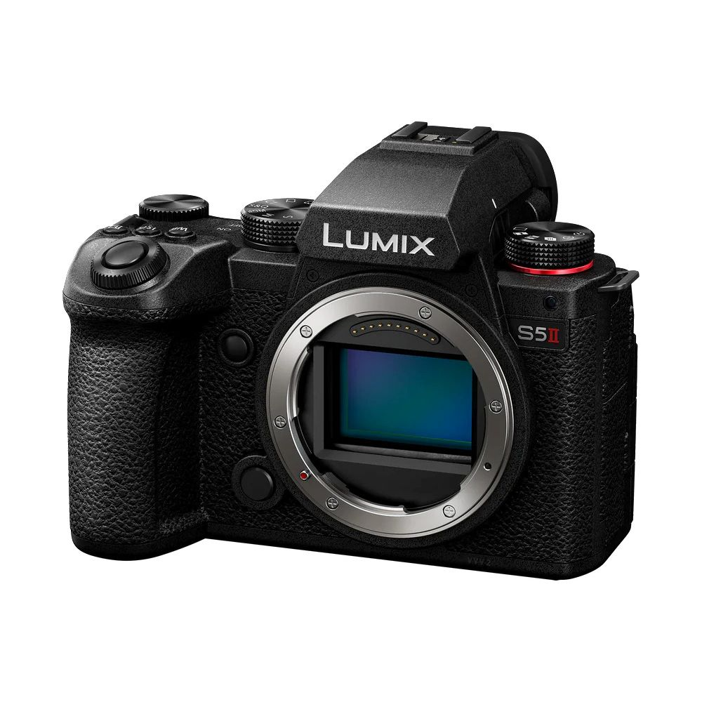 Un appareil photo Panasonic Lumix S5II noir avec une monture d'objectif argentée.