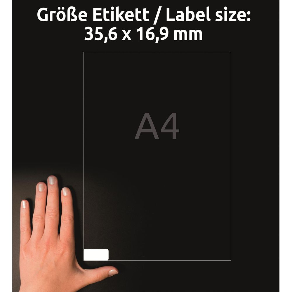 Eine Hand berührt ein schwarzes Blatt Papier mit A4 und Etikettengröße.