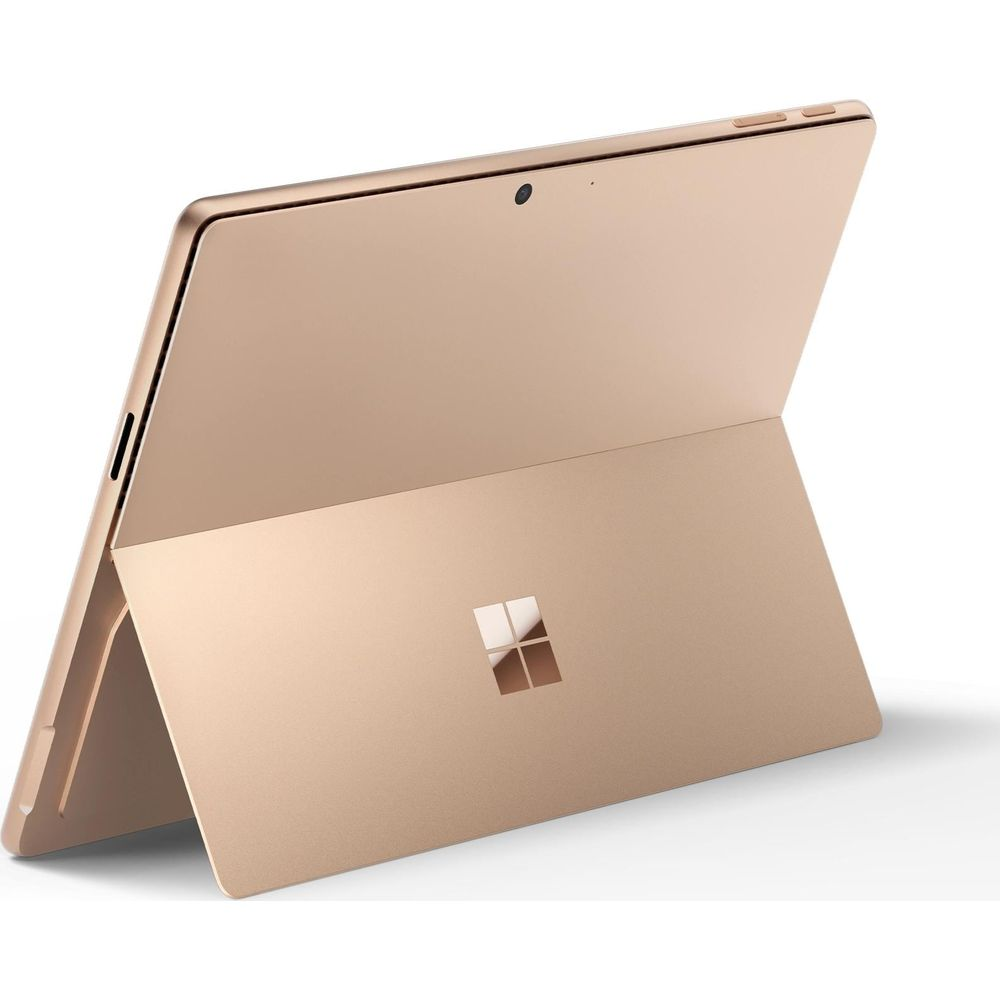 Ein goldener Laptop mit aufgestellter Tastatur und Windows-Logo.